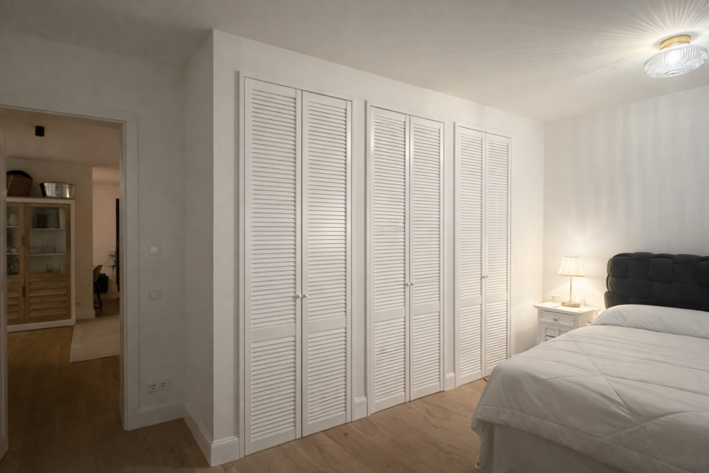 Amerikanischer Kleiderschrank mit Lamellentüren