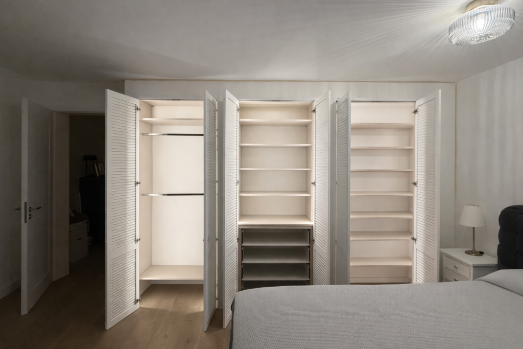 Amerikanischer Kleiderschrank mit Lammellentüren und Beleuchtung